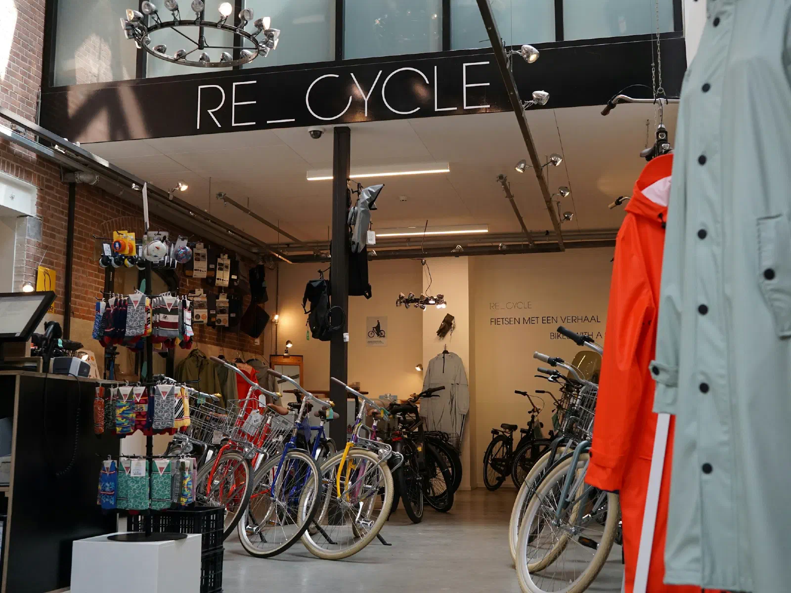 L'intérieur d'un magasin de vélos d'occasion, avec des vélos de ville alignés au fond.